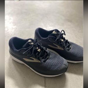 9.5 MENS BROOKS WORN TWICE